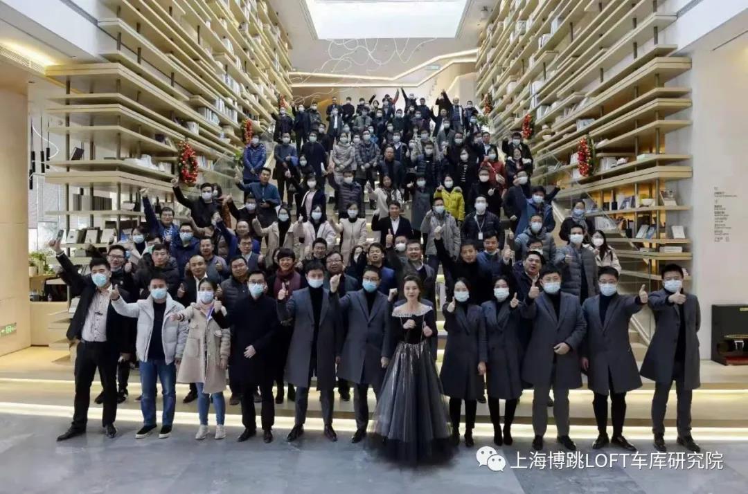 黄石全国一百多人在华侨城汉口道6号参观研讨LOFT专利车库技术！